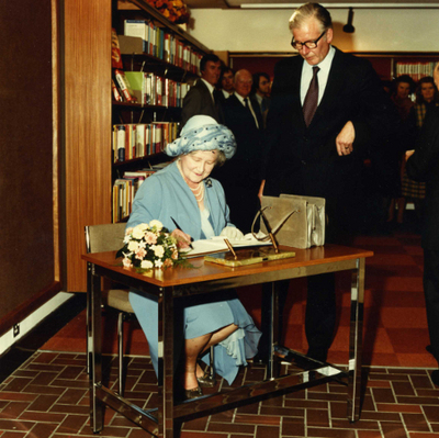 The Queen Mother visits Aberdeen Central Library