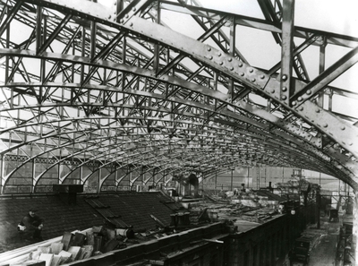 Demolition of the old arched roof in 1913, showing the rolling gantry used to assist the work